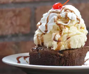 brownie sundae with ice cream